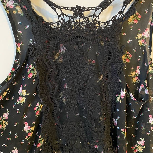 Iris Basic floral crochet lace sleeveless tank blouse - Large - Picture 3 of 13